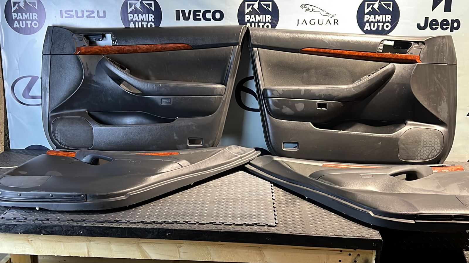 Обшивка двери (Комплект) Toyota Avensis/2 2003-2009