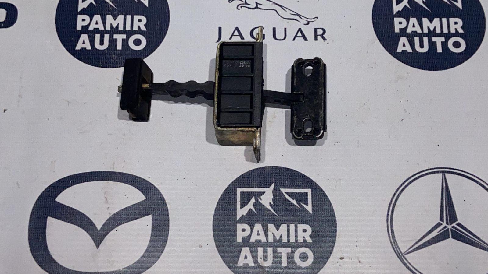 Ограничитель двери задний Mercedes C/W203 2000-2008