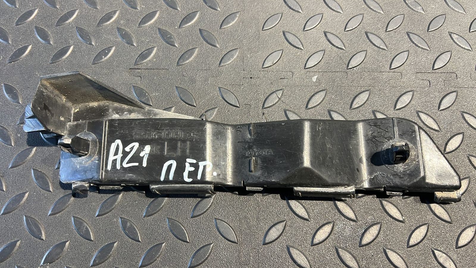 Кронштейн бампера передний левый Toyota Avensis/2 2003-2009