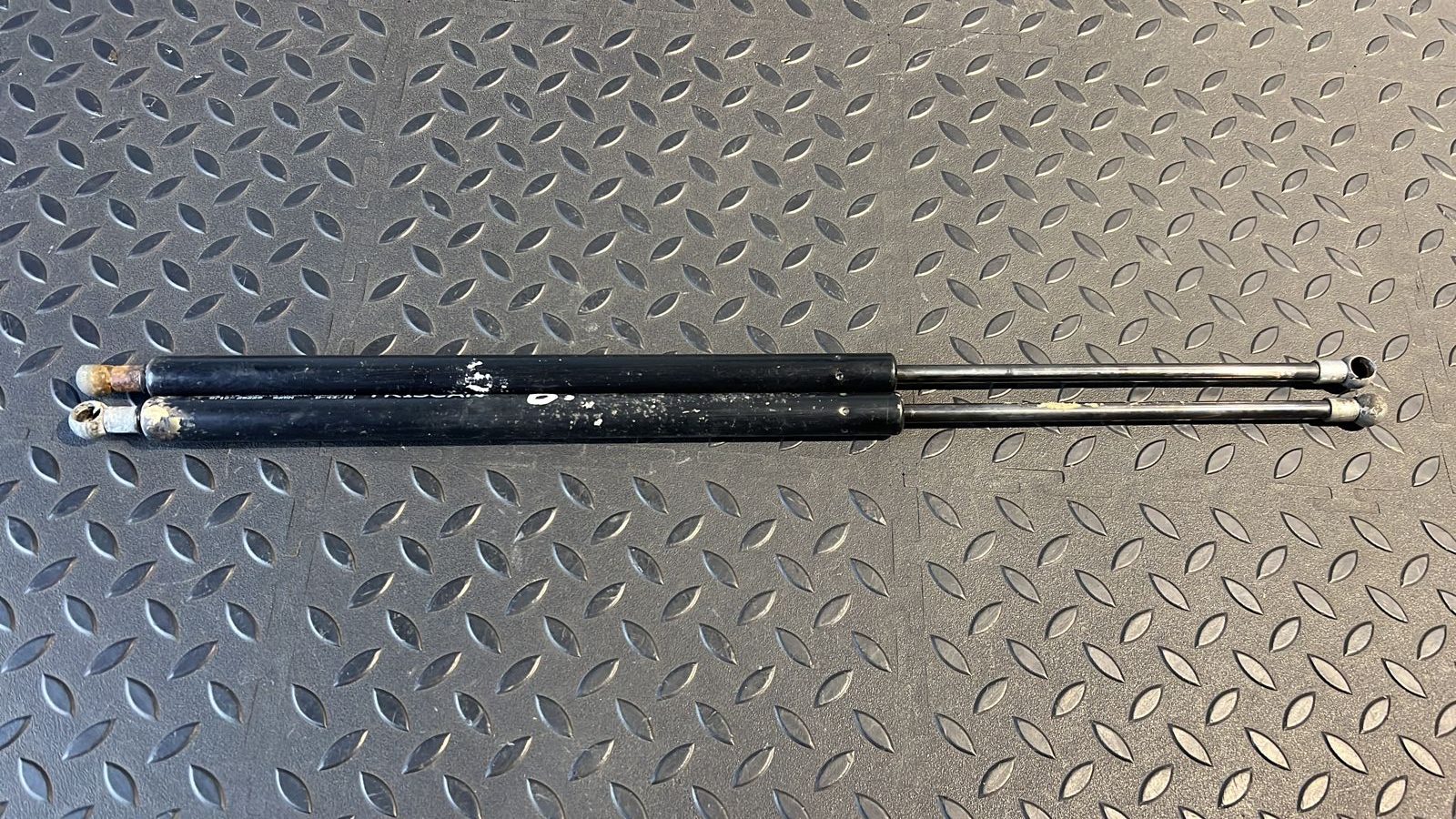 Амортизатор двери багажника Renault Scenic/2 2003-2009