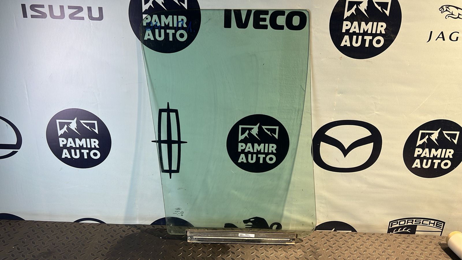 Стекло двери переднее левое Ford Transit 2006-2013