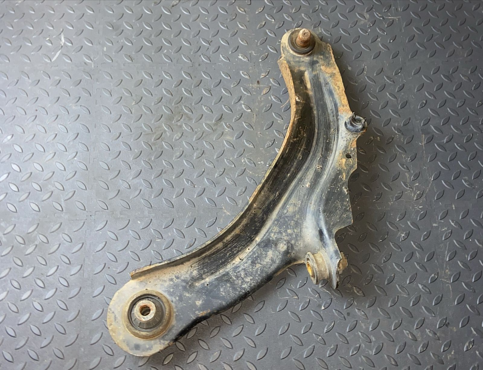 Рычаг передний левый Renault Megane/2 2002-2009