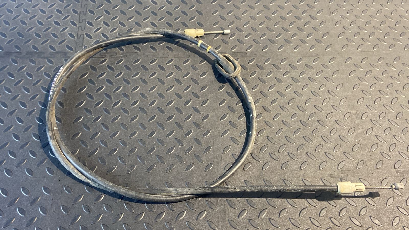 Трос стояночного тормоза центральный Mercedes E/W211 2002-2009