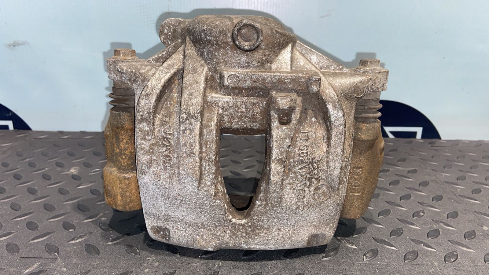 Суппорт передний левый Mercedes E/W211 2002-2009