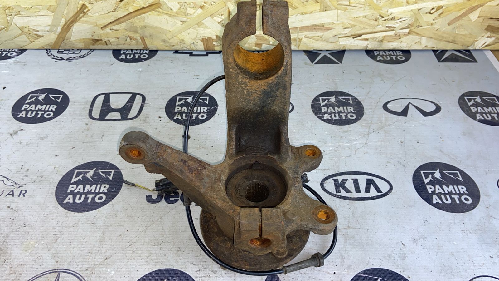 Кулак поворотный передний левый Ford Mondeo/3 2000-2007