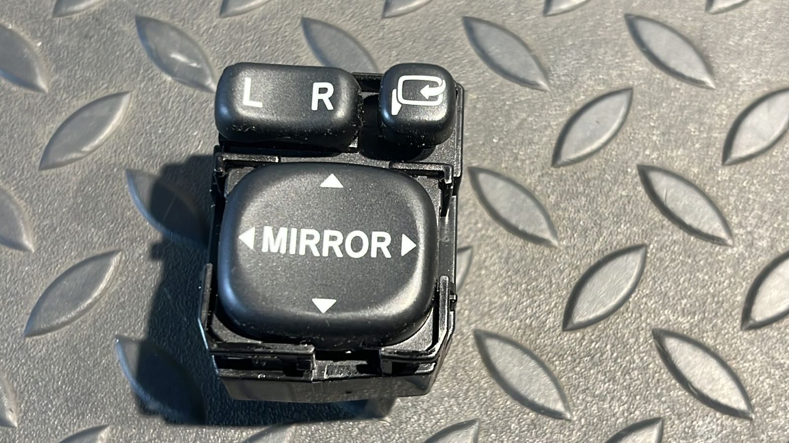 Переключатель регулировки зеркала Toyota Avensis/2 2003-2009