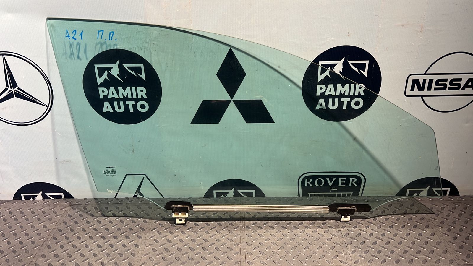 Стекло двери переднее правое Toyota Avensis/2 2003-2009