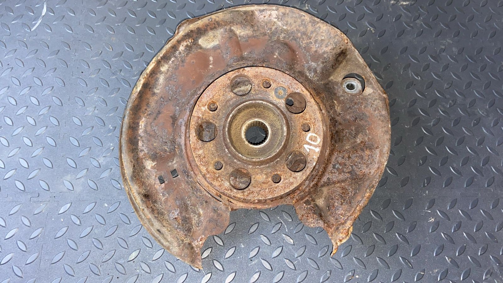 Кулак поворотный задний левый Mercedes C/W203 2000-2008