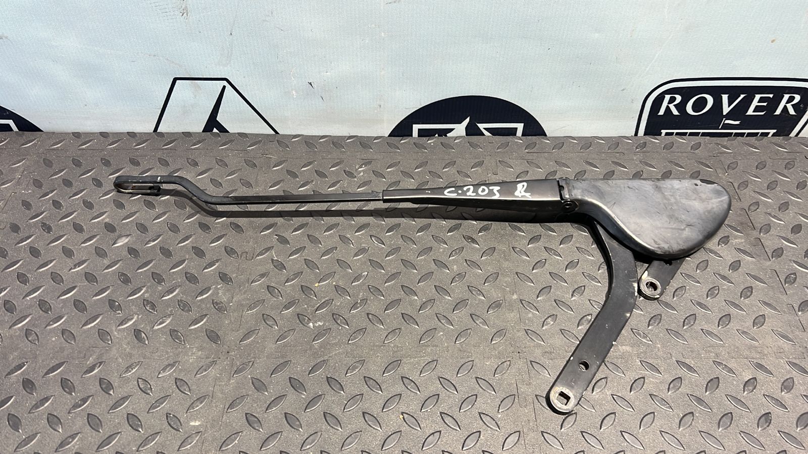 Поводок стеклоочистителя правый Mercedes C/W203 2000-2008