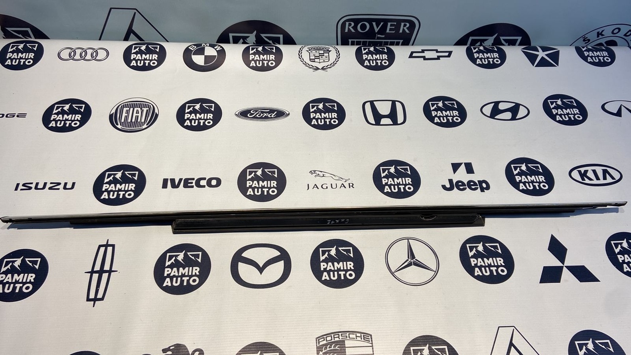 Уплотнитель двери задний левый Mercedes C/W204 2006-2015