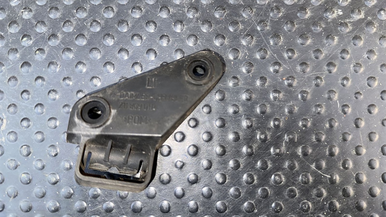 Кронштейн форсунки омывателя фары левый Mercedes E/W211 2002-2009