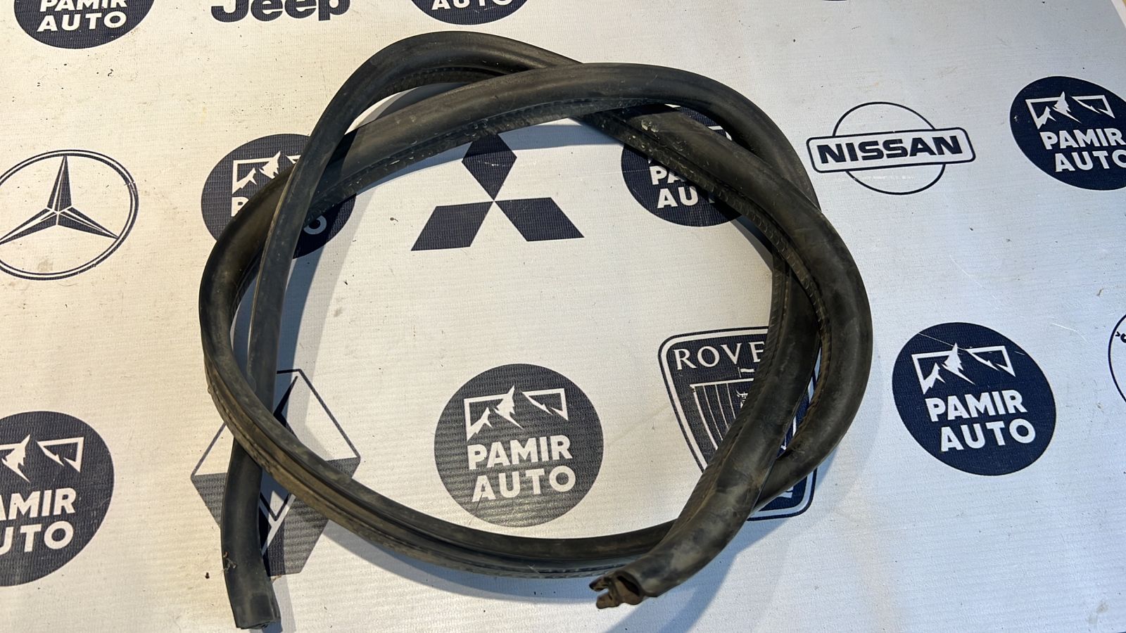 Уплотнитель капота Mercedes E/W211 2002-2009