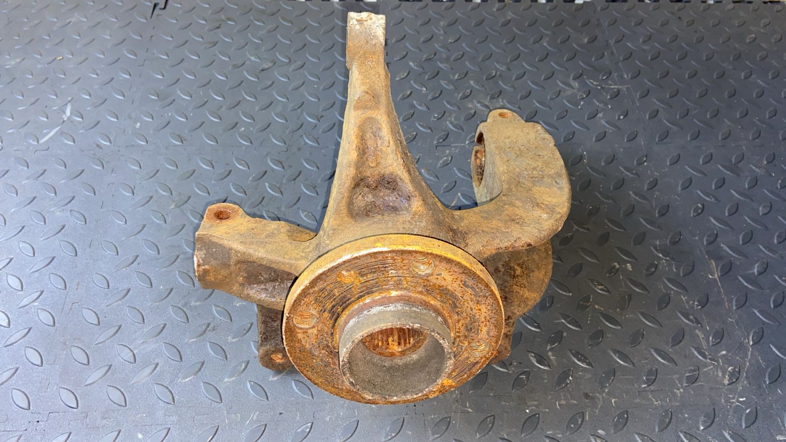 Кулак поворотный передний правый Renault Megane/2 2002-2009