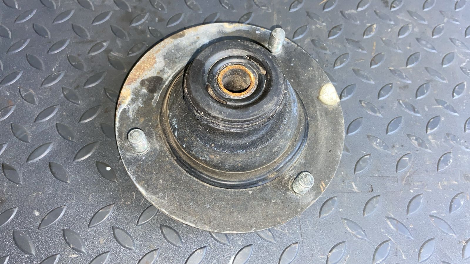 Опора амортизатора задяя Land Rover Freelander 1998-2006