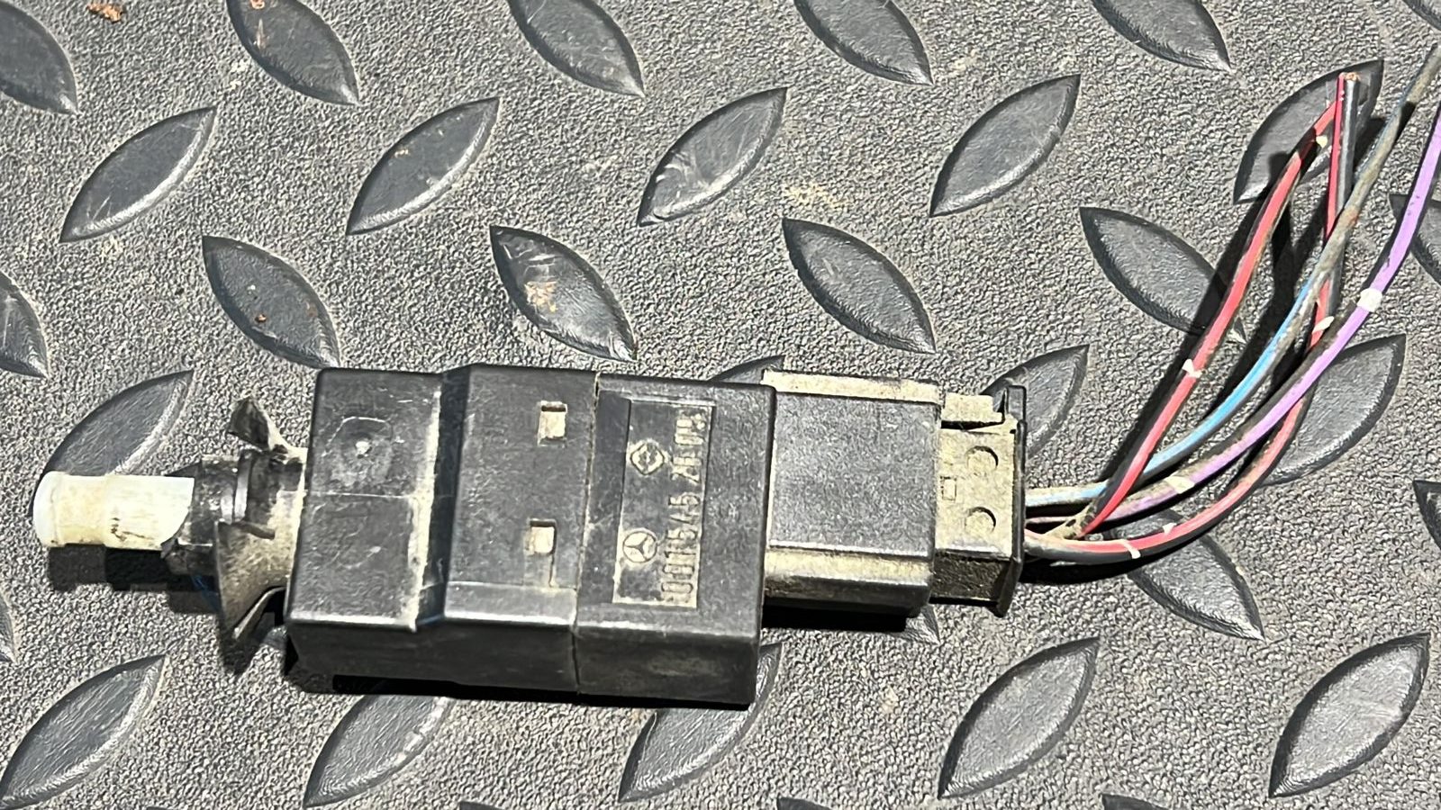 Датчик включения стопсигнала Mercedes C/W203 2000-2008