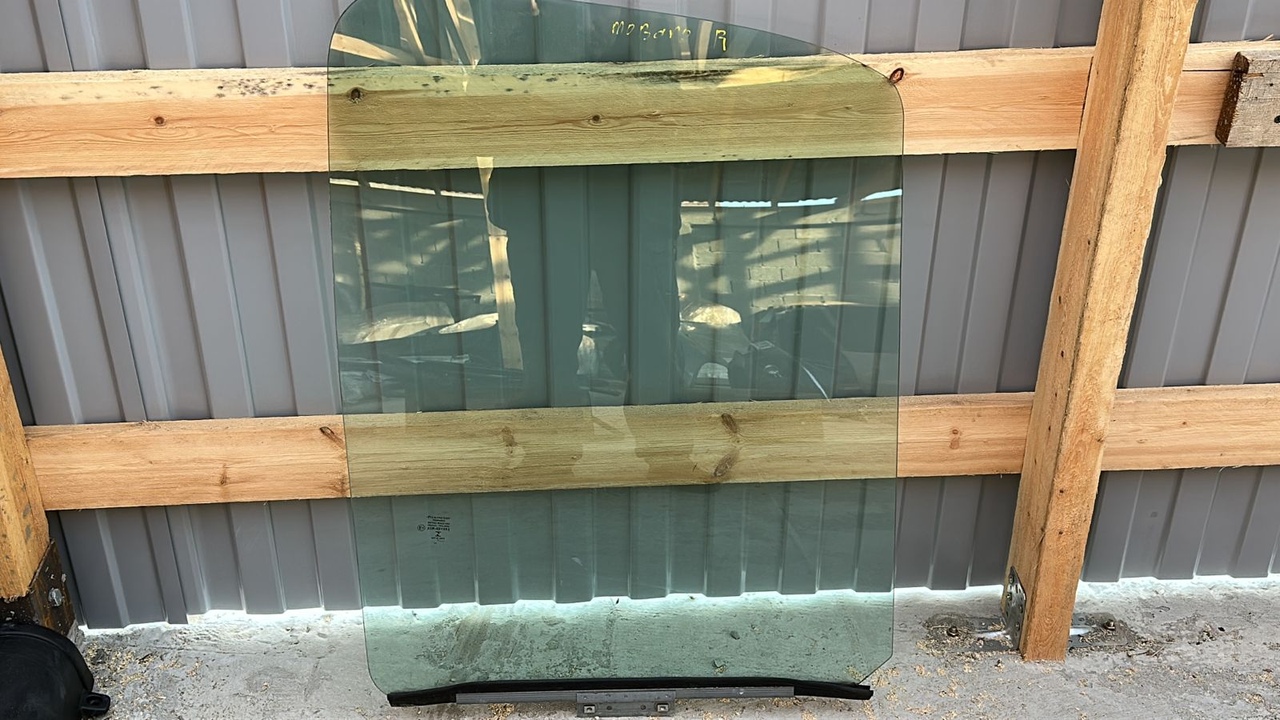 Стекло двери переднее правое Opel Movano/A 2003-2010