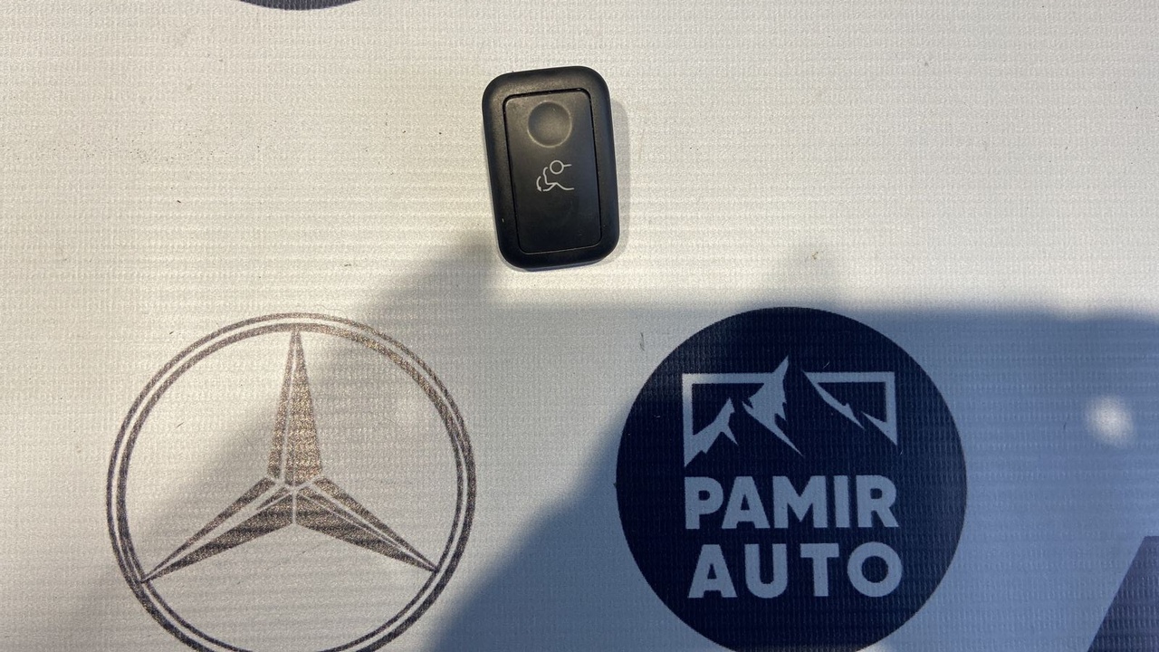 Кнопка открывания багажника Mercedes C/W204 2006-2015