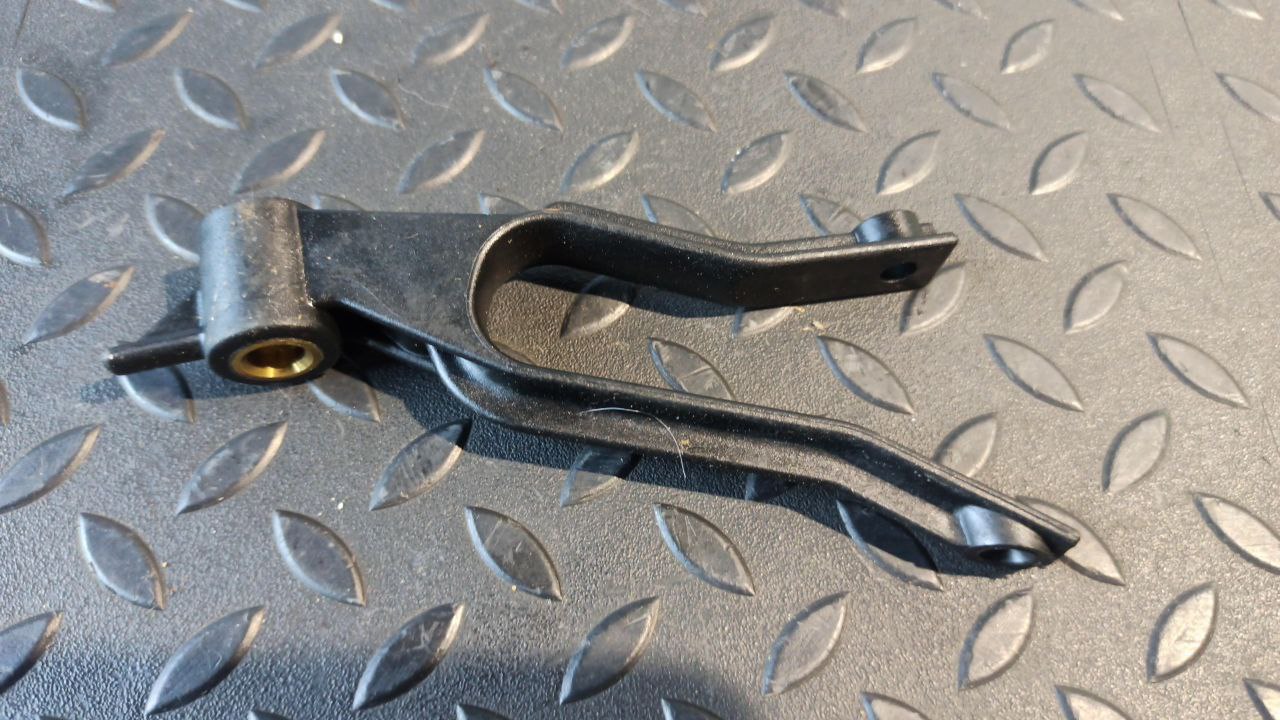 Кронштейн радиатора Opel Astra/H 2004-2014