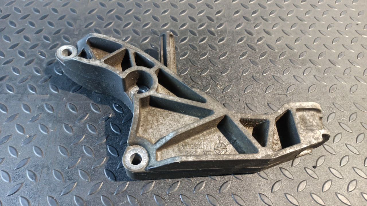 Кронштейн двигателя Opel Astra/H 2004-2014