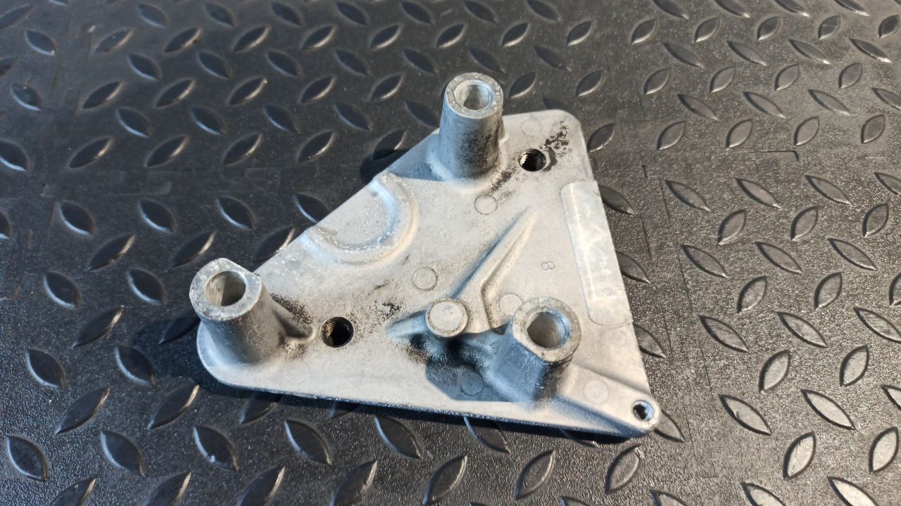 Кронштейн опоры двигателя Opel Astra/H 2004-2014