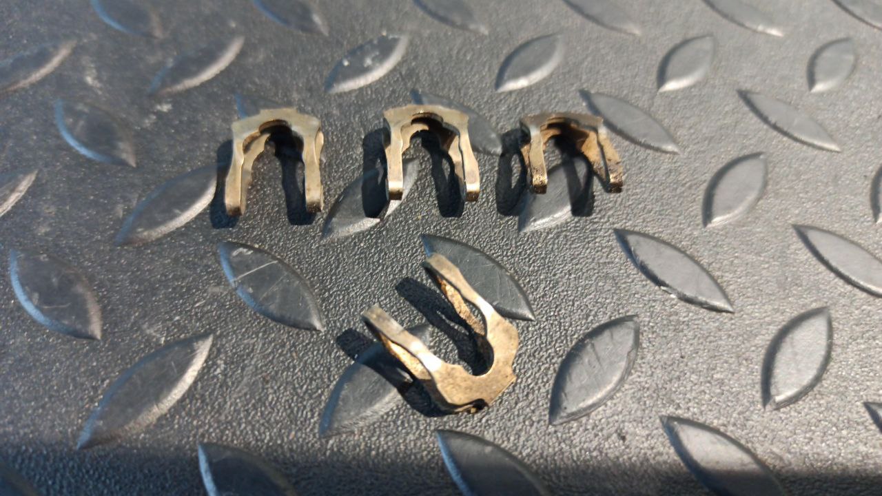 Скоба топливной форсунки Opel Vectra/C 2002-2008