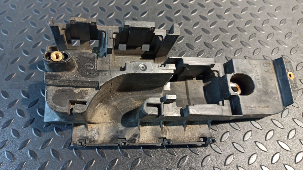 Кронштейн блока предохранителей Opel Vectra/C 2002-2008