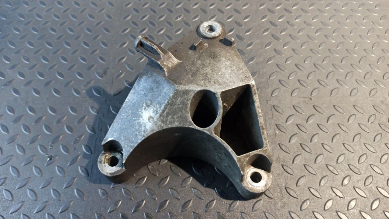 Кронштейн двигателя Opel Vectra/C 2002-2008