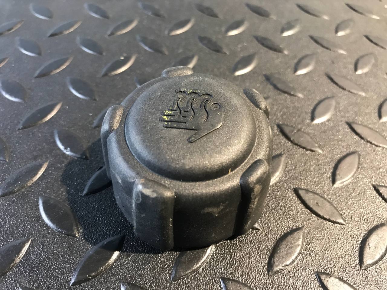 Крышка расширительного бачка Renault Logan 2004-2015