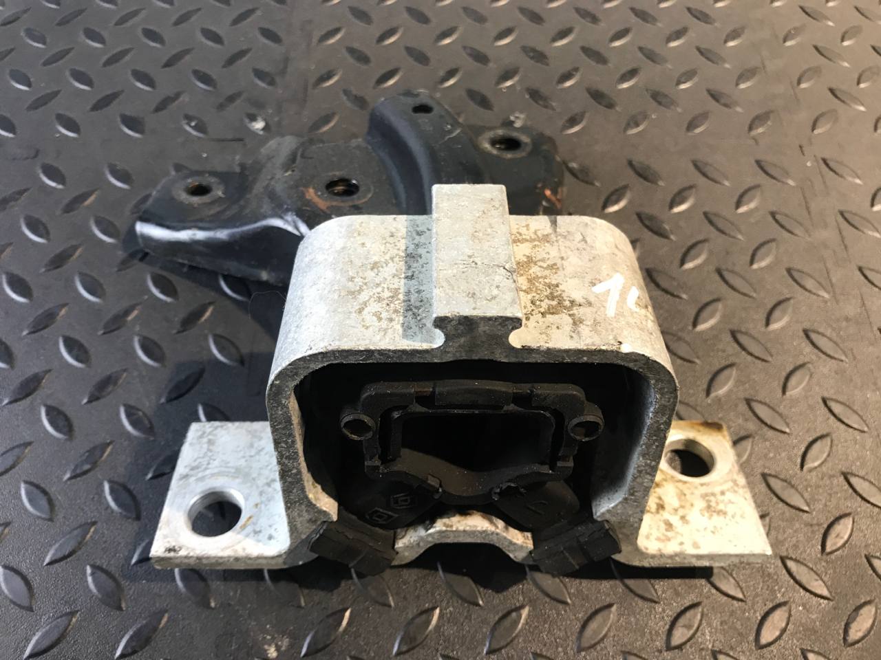 Опора двигателя Renault Logan 2004-2015