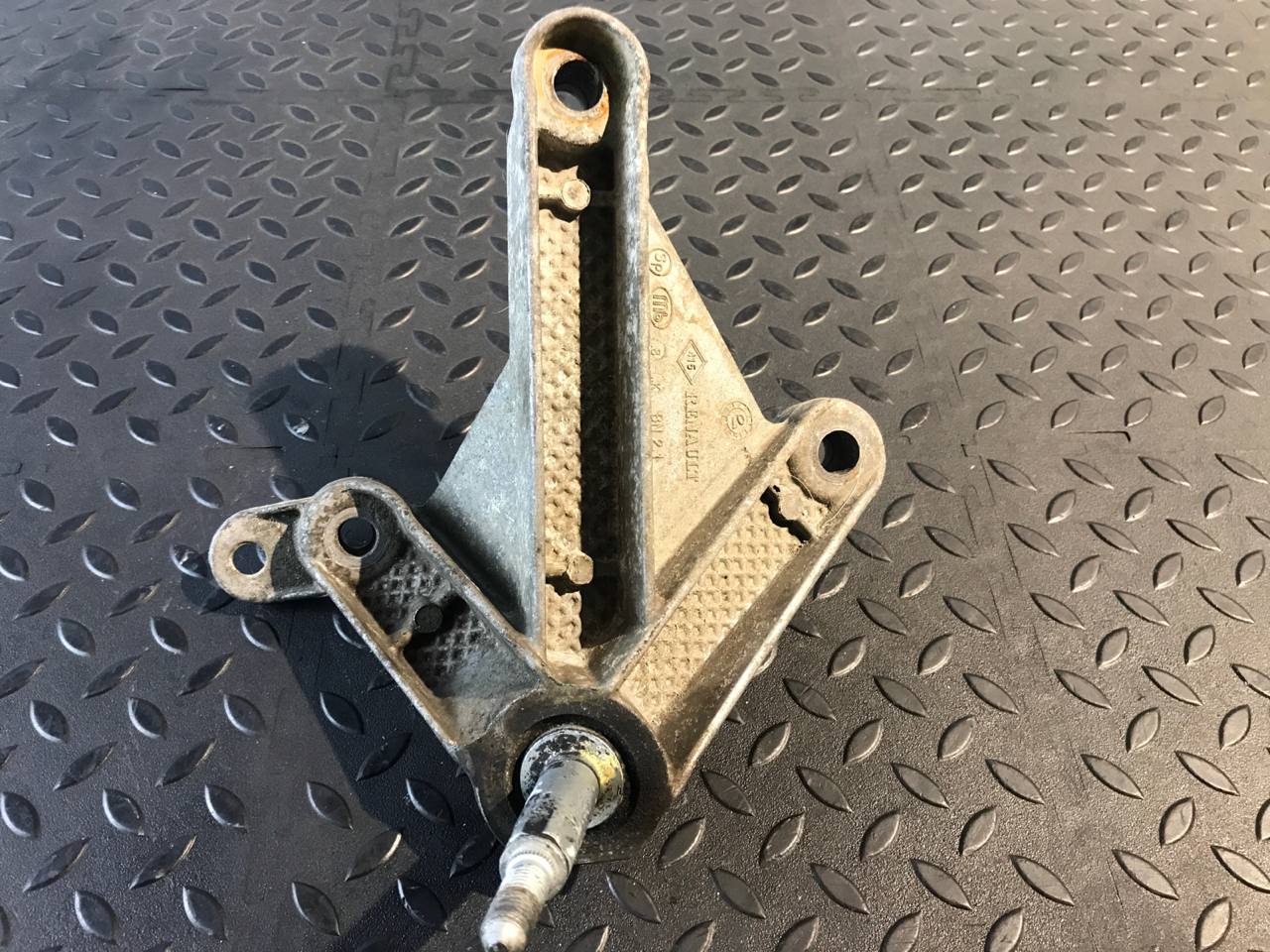 Кронштейн КПП Renault Logan 2004-2015