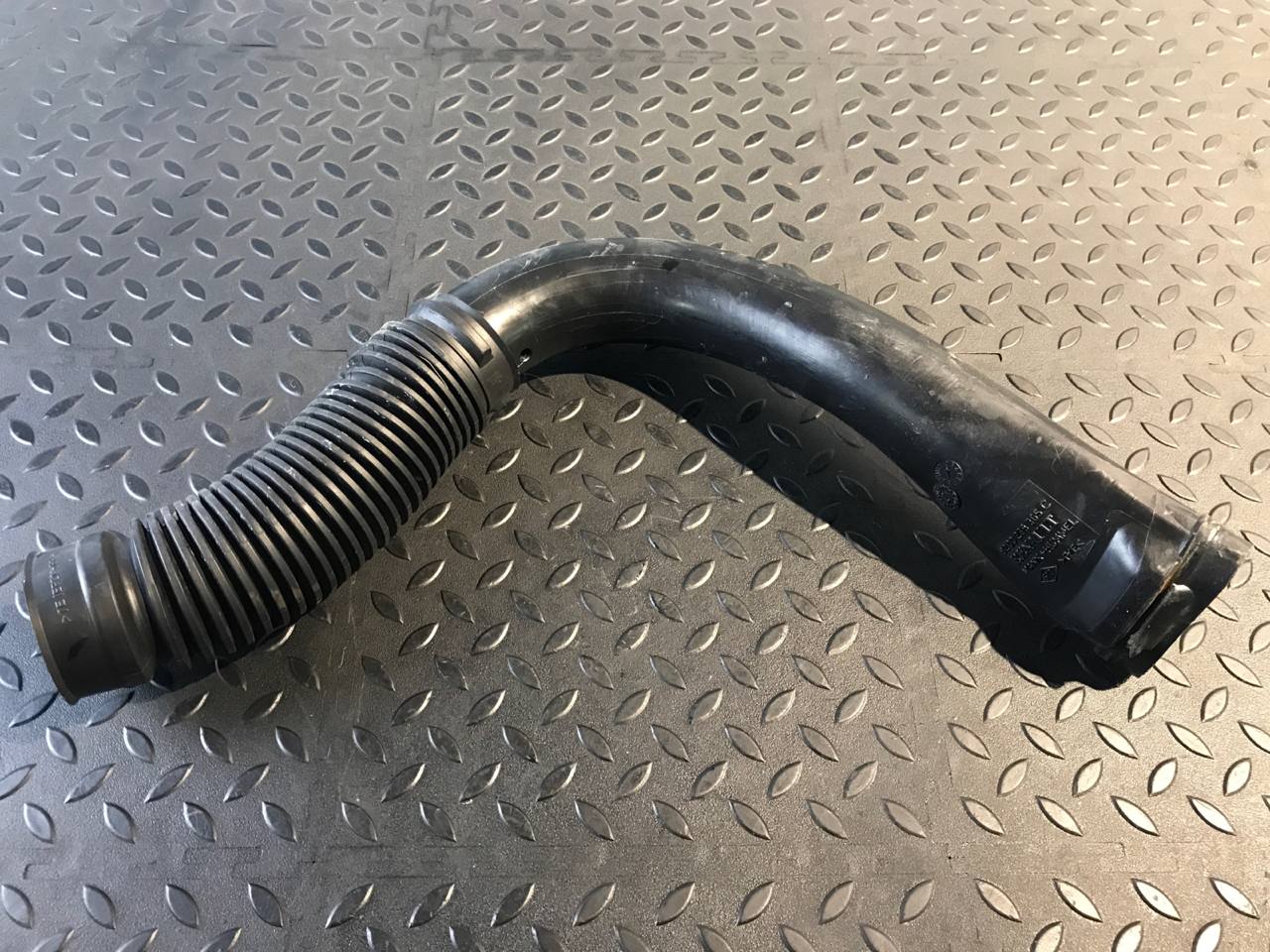 Патрубок воздушного фильтра Renault Logan 2004-2015