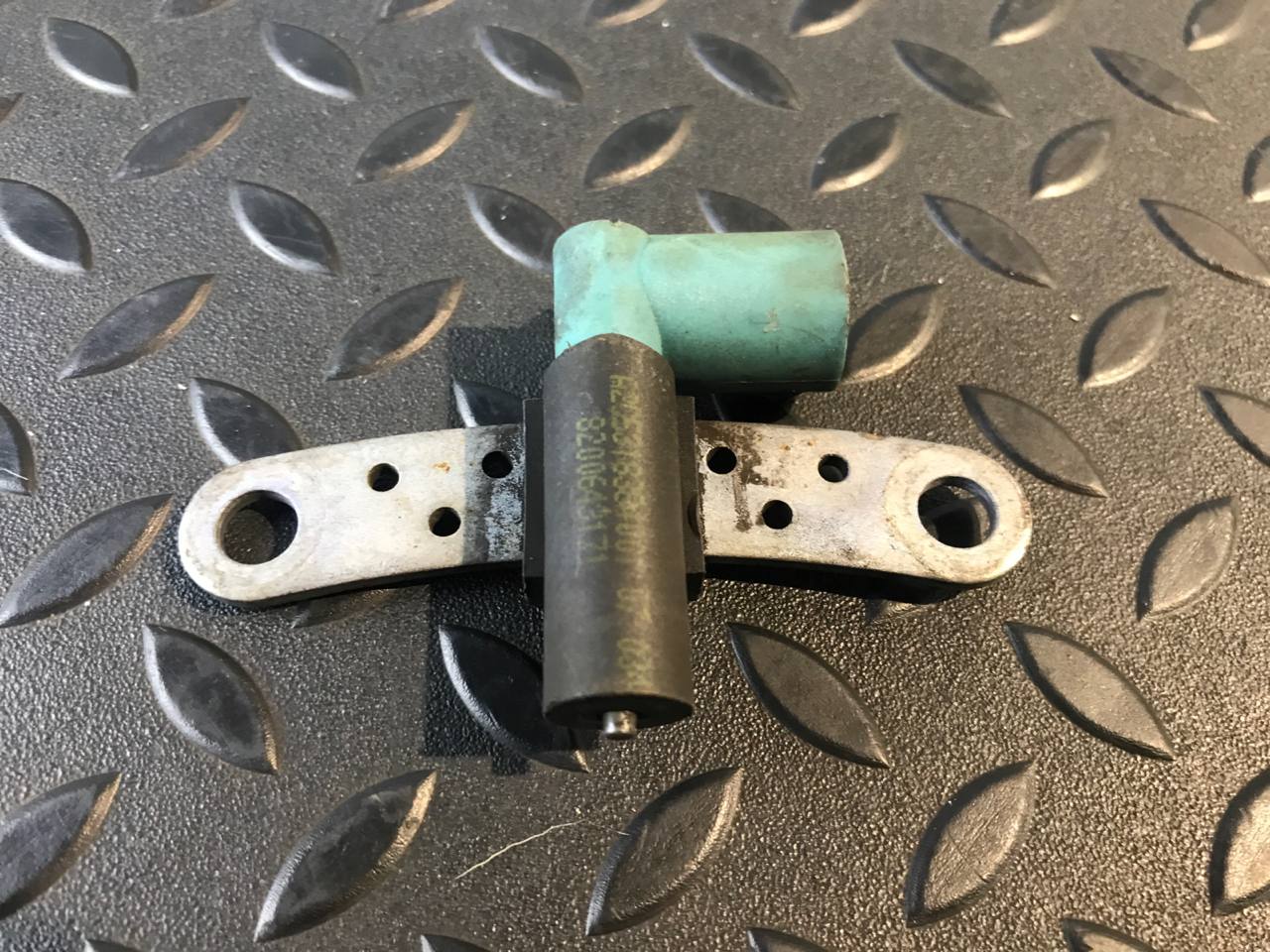 Датчик положения коленвала Renault Logan 2004-2015