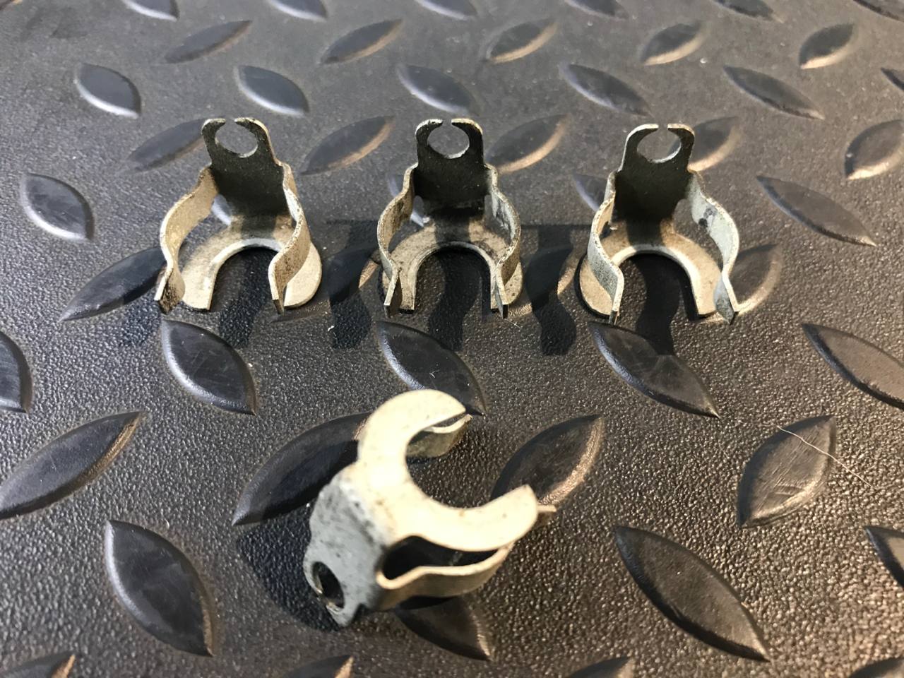 Скоба топливной форсунки Renault Logan 2004-2015