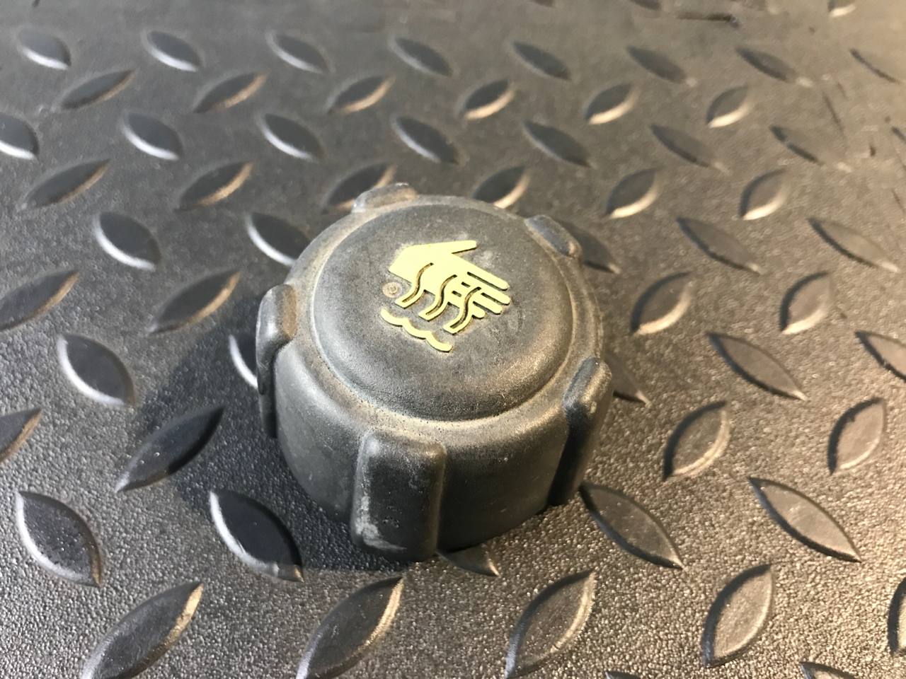 Крышка расширительного бачка Renault Sandero 2009-2014