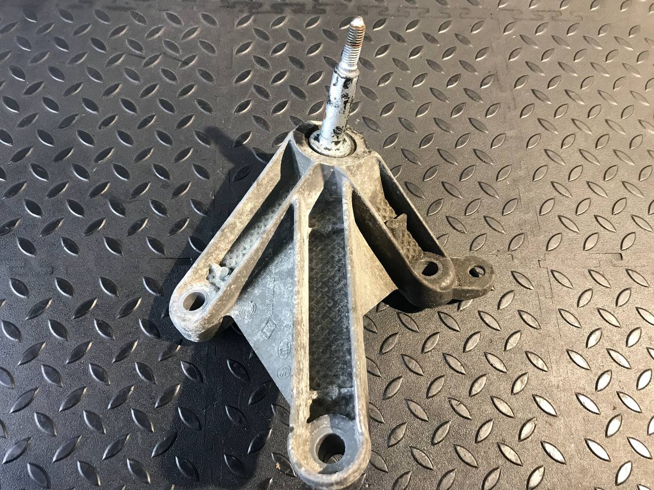 Кронштейн КПП Renault Sandero 2009-2014