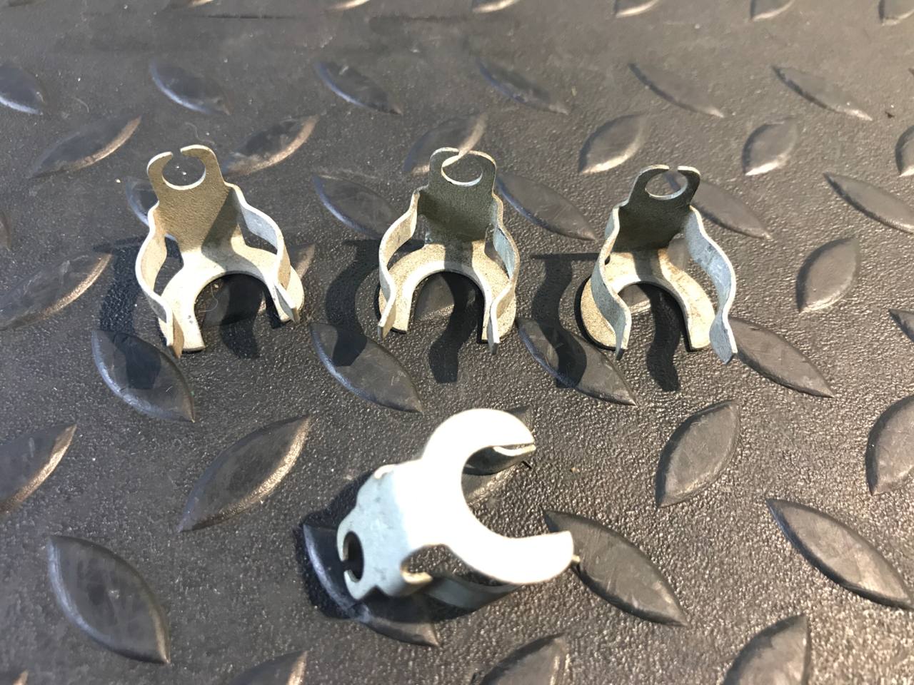 Скоба топливной форсунки Renault Sandero 2009-2014