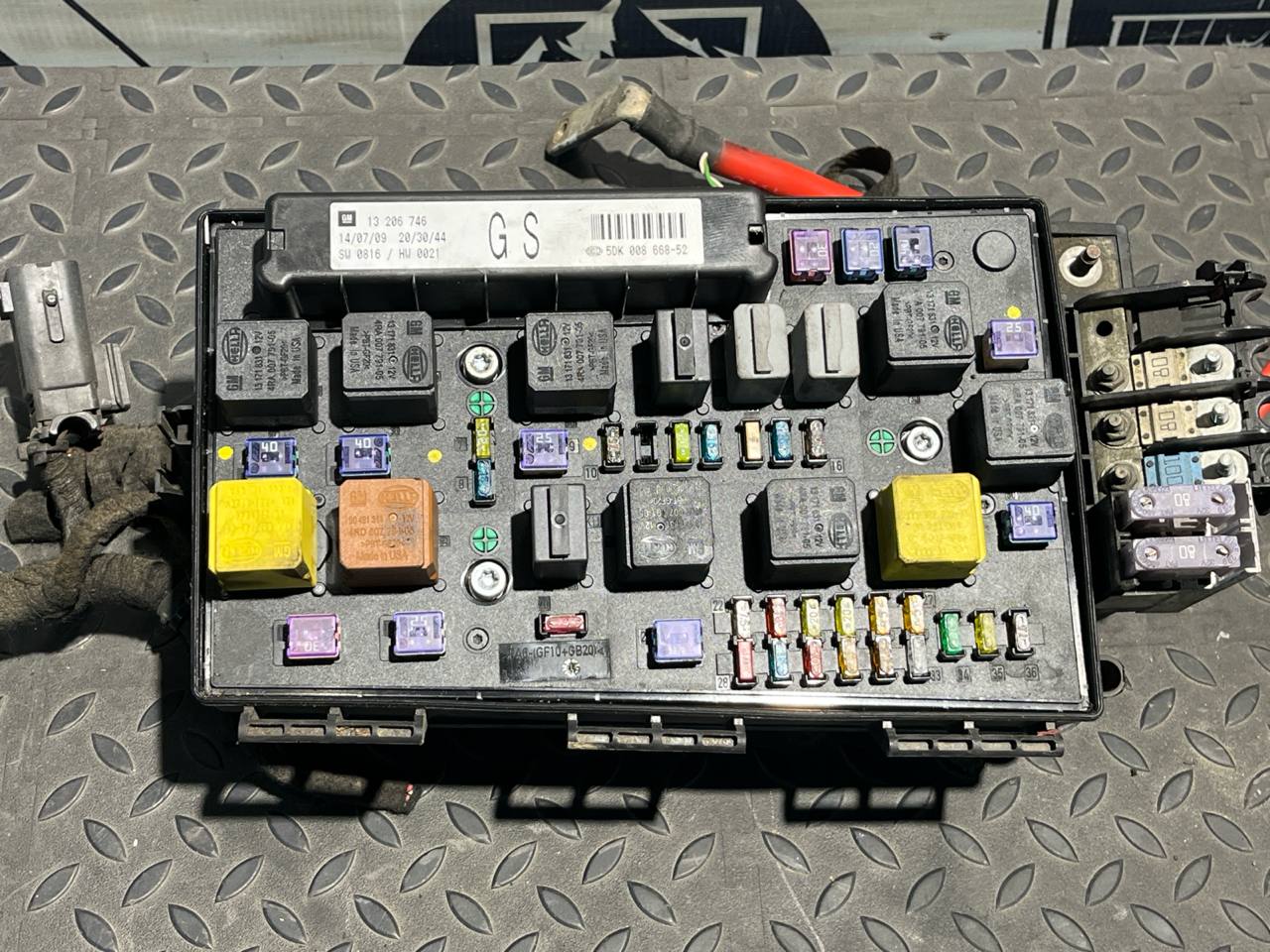 Блок предохранителей Opel Zafira/B 2005-2014