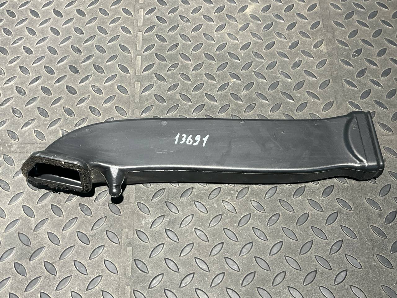 Воздуховод отопителя правый Mercedes C/W203 2000-2008