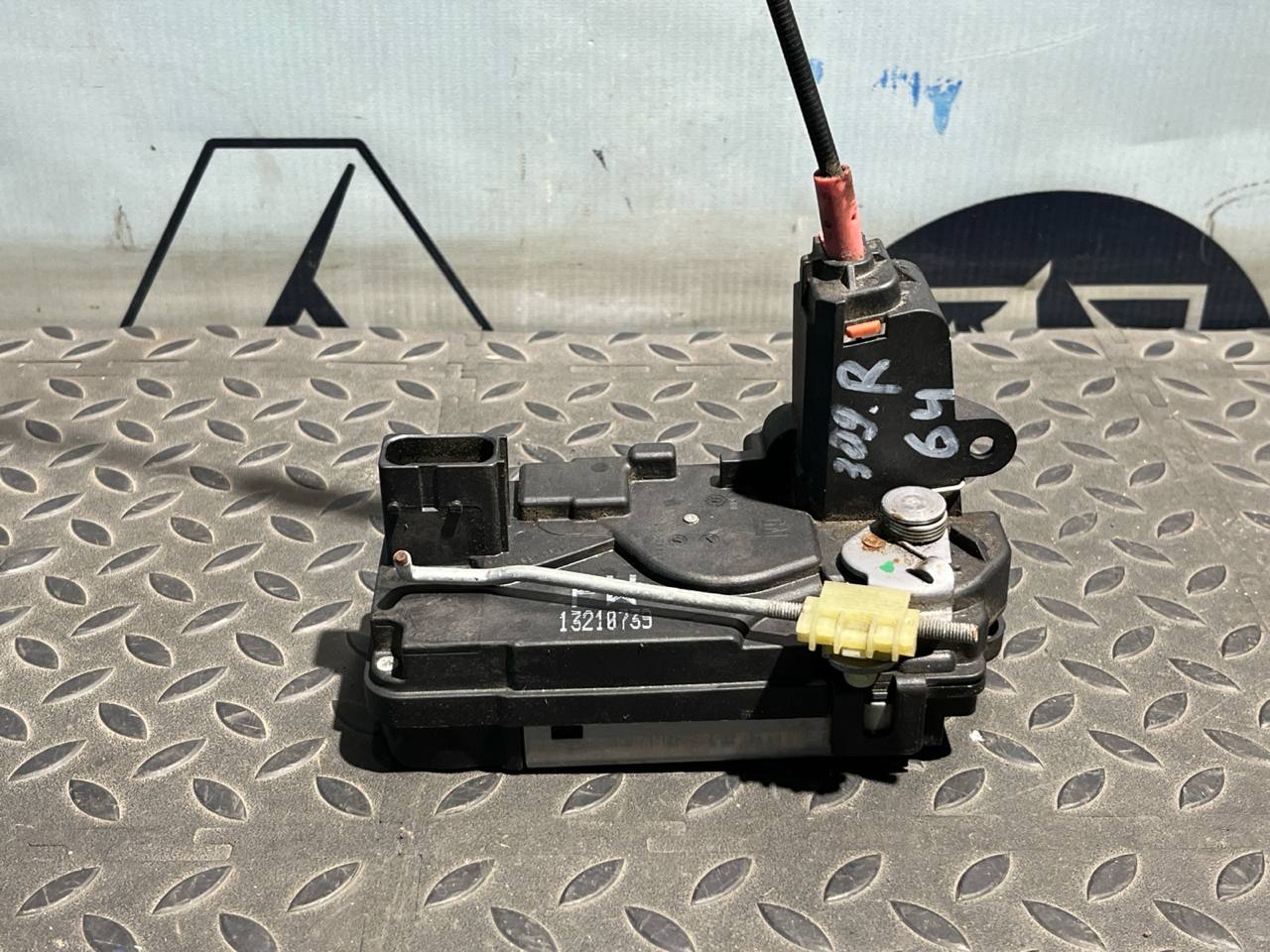 Замок двери задний правый Opel Astra/H 2004-2014