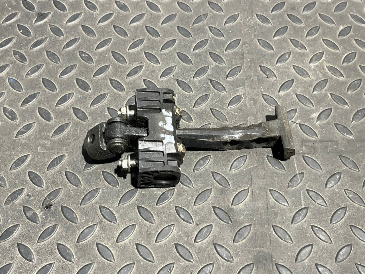 Ограничитель двери задний Opel Astra/H 2004-2014