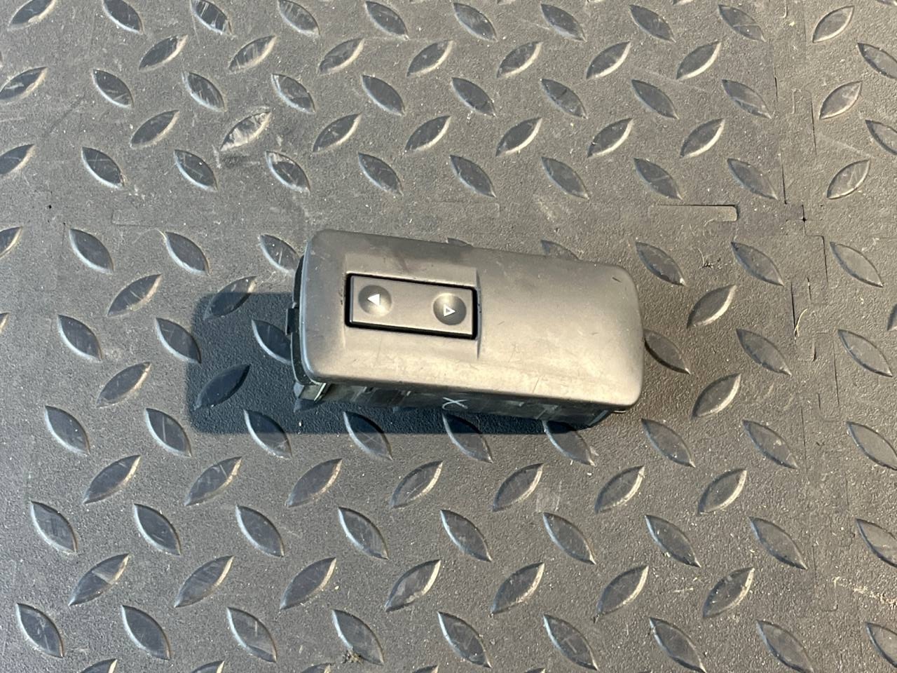 Кнопка стеклоподъемника задняя Opel Signum 2003-2008