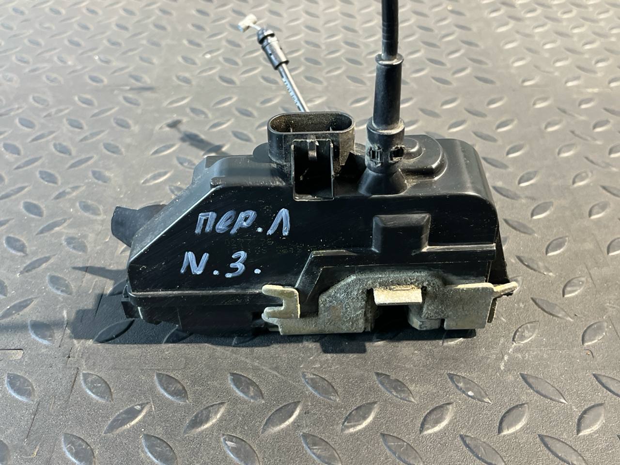 Замок двери передний левый Renault Megane/2 2002-2009