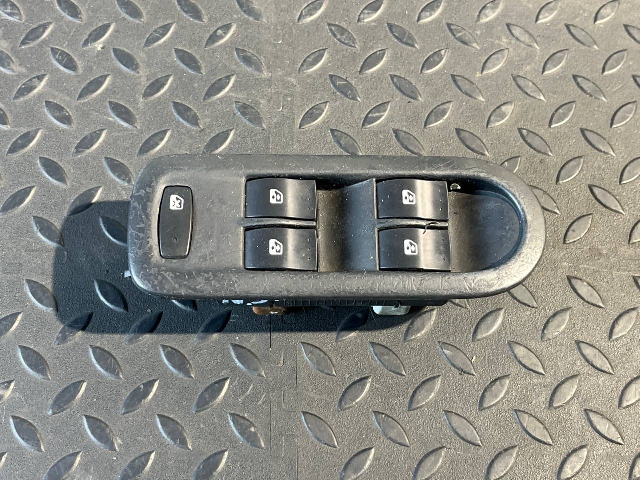 Блок управления стеклоподъемниками Renault Megane/2 2002-2009