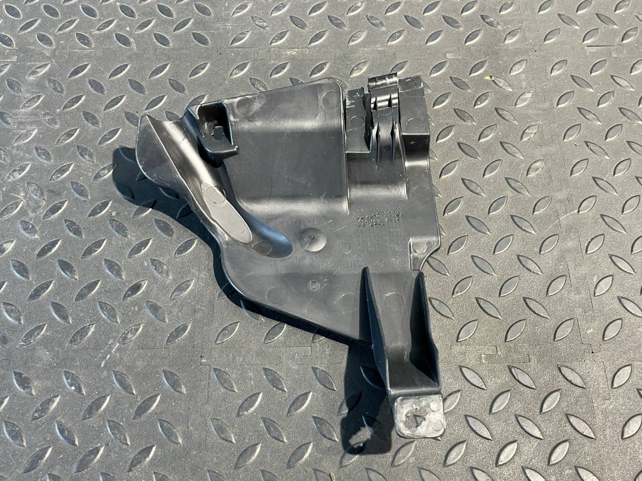 Кронштейн замка двери передний Renault Megane/2 2002-2009