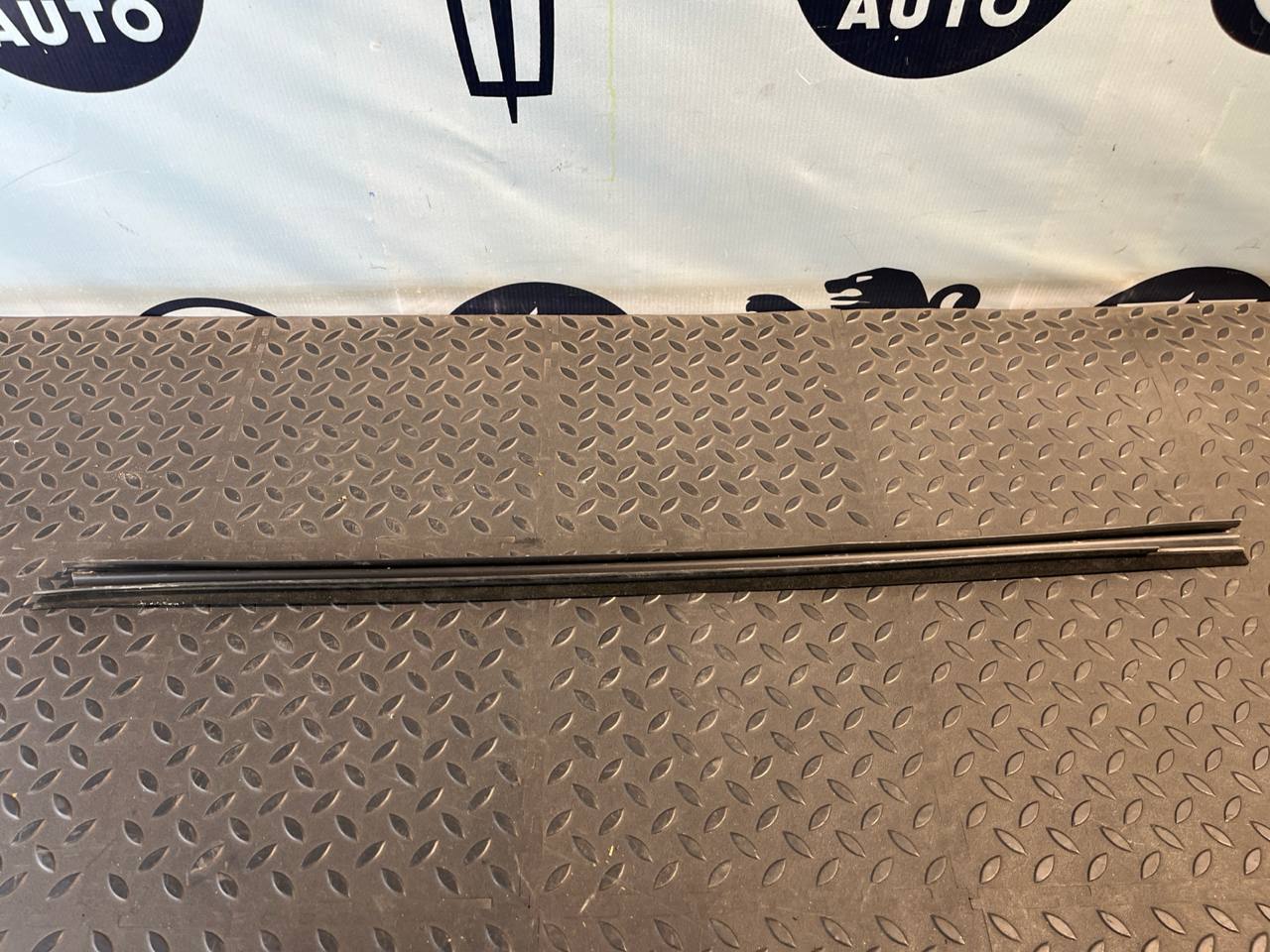 Уплотнитель двери передний правый Renault Megane/2 2002-2009