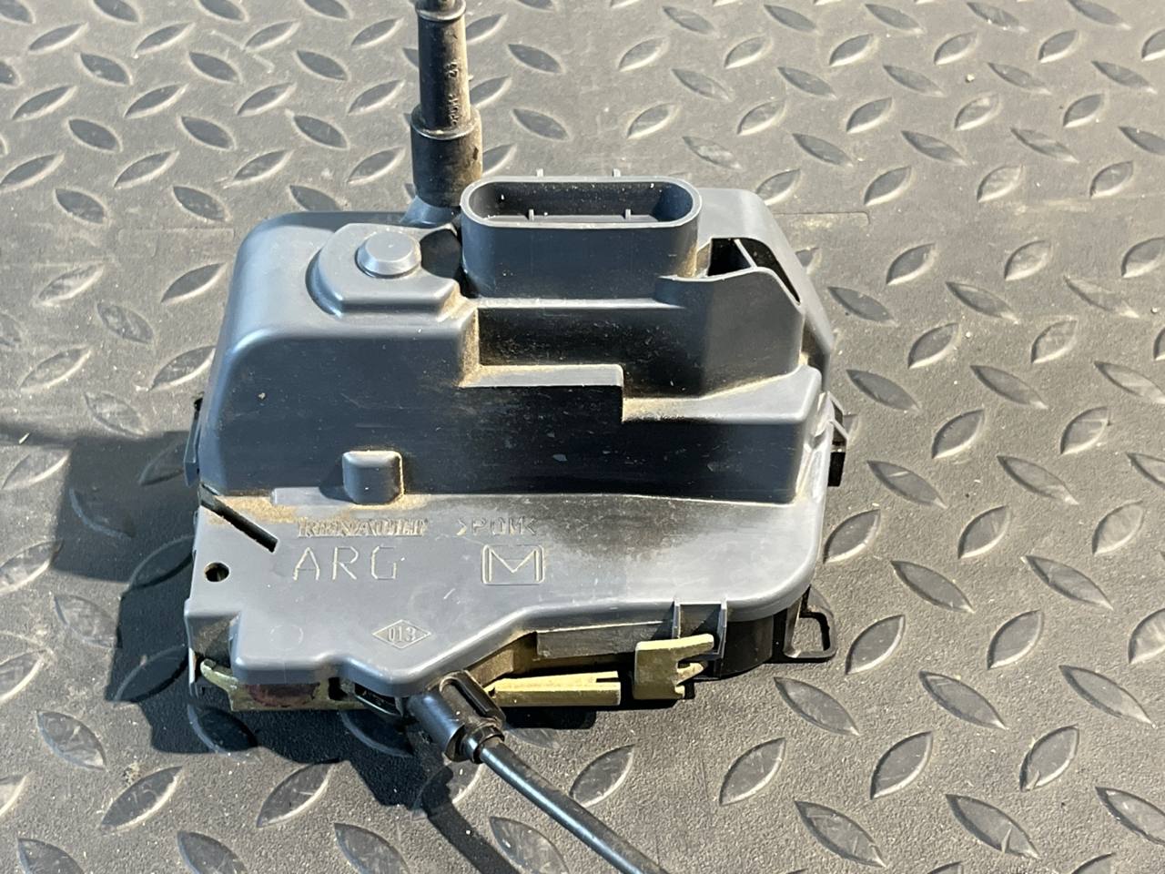 Замок двери задний левый Renault Megane/2 2002-2009