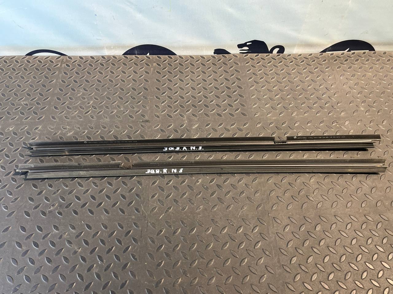 Уплотнитель двери задний Renault Megane/2 2002-2009