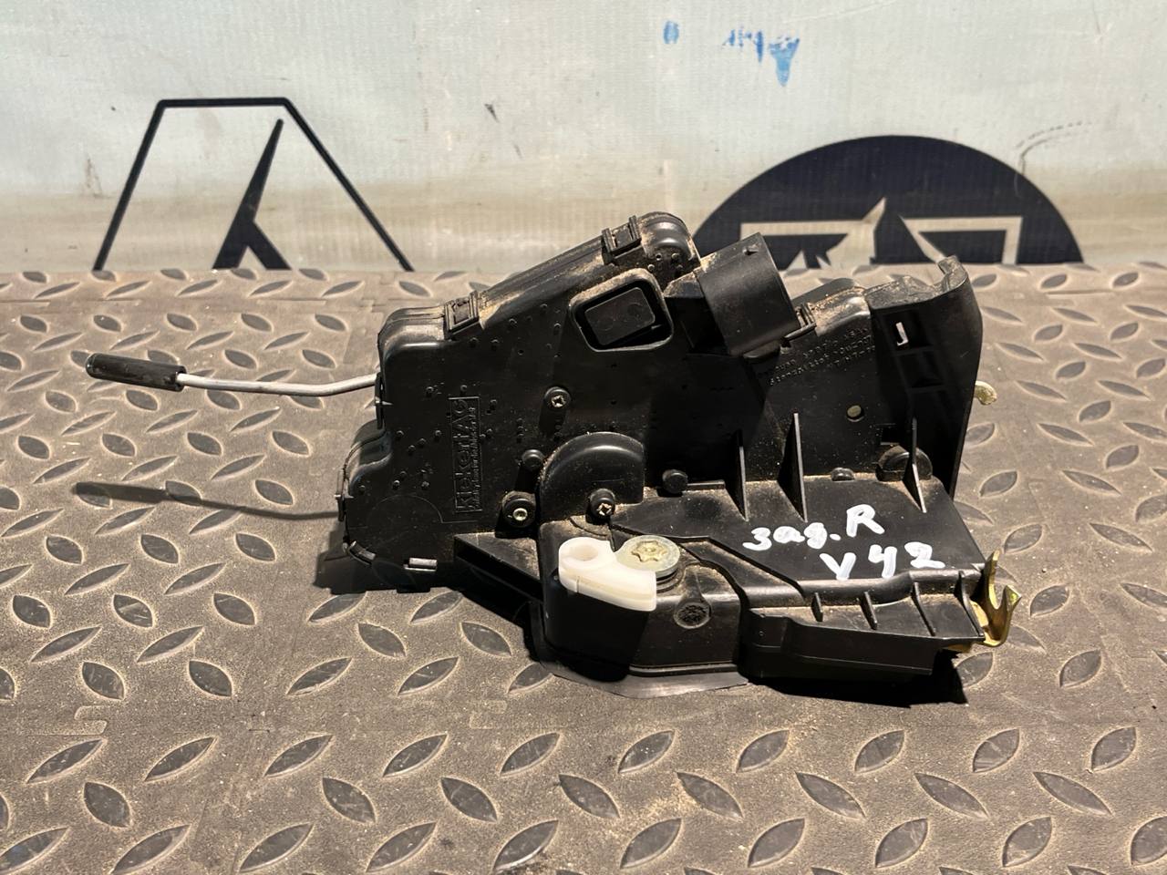 Замок двери задний правый BMW 3/E46 1998-2007