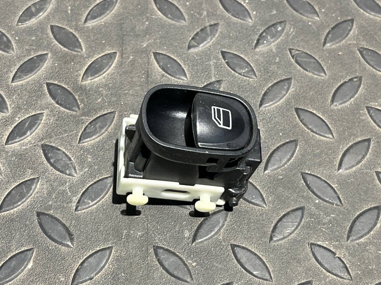 Кнопка стеклоподъемника задняя Mercedes C/W203 2000-2008