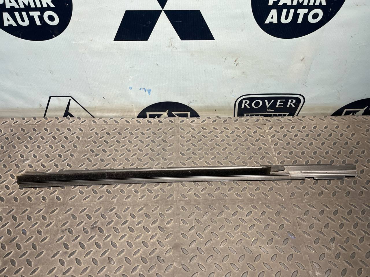 Уплотнитель двери задний левый Volkswagen Golf/4 1997-2006